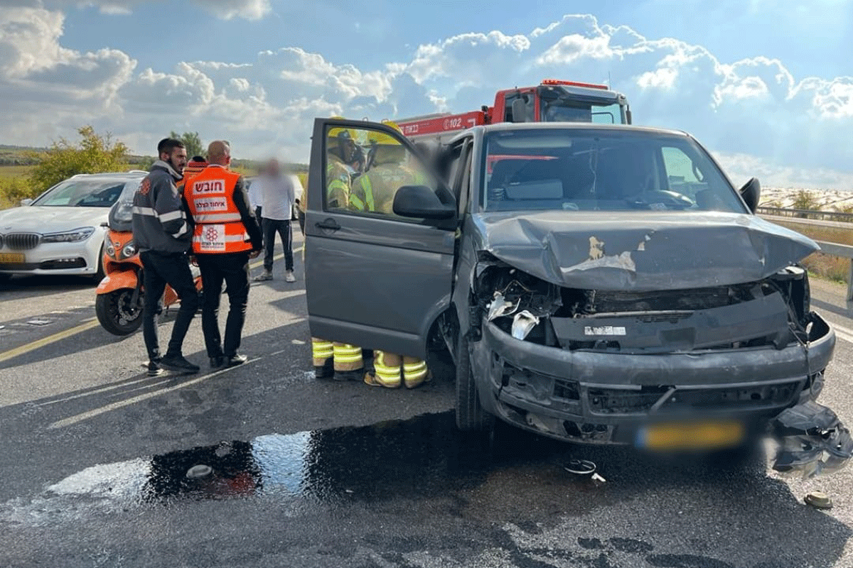 כביש 6: תאונה בין משאית למיניבוס