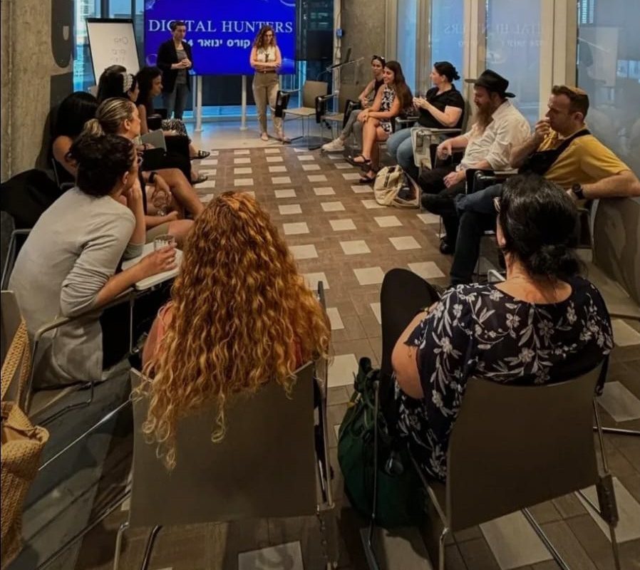 👩‍🏫 מהכיתה לעולם הגיוס: אנשי חינוך מגלים קריירה שנייה שמכפילה את ההכנסה