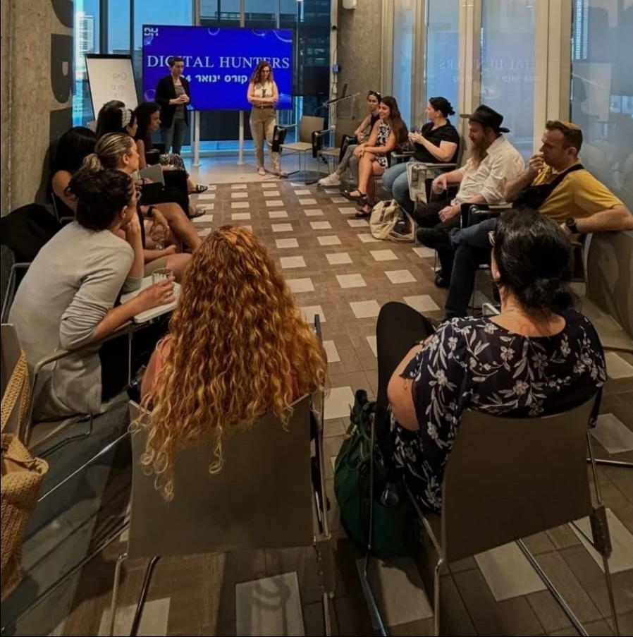 👩‍🏫 מהכיתה לעולם הגיוס: אנשי חינוך מגלים קריירה שנייה שמכפילה את ההכנסה